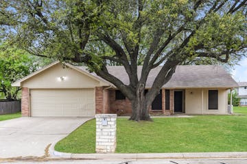 5300 Stagetrail Dr Arlington, TX 76017